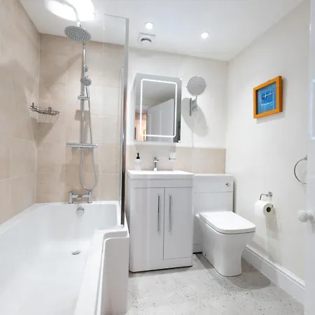 Clifton Downs Views • Refined 2-bed Flat Apartment *