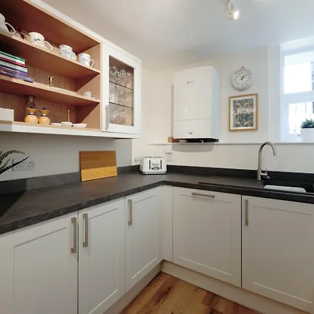 Clifton Downs Views • Refined 2-bed Flat Apartment