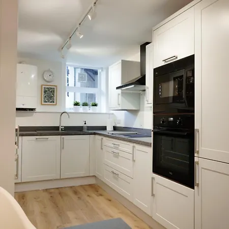 Clifton Downs Views • Refined 2-bed Flat Apartment Bristol