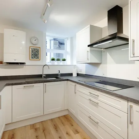 Clifton Downs Views • Refined 2-bed Flat * Bristol
