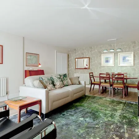 Clifton Downs Views • Refined 2-bed Flat Apartment Bristol