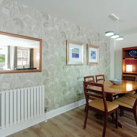 Clifton Downs Views • Refined 2-bed Flat *