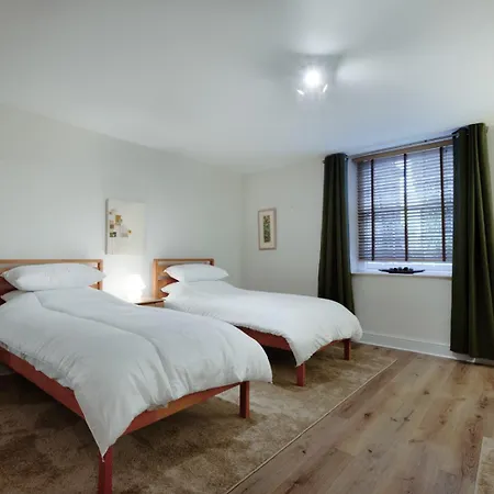 Clifton Downs Views • Refined 2-bed Flat Apartment *
