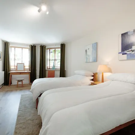 Clifton Downs Views • Refined 2-bed Flat Apartment *